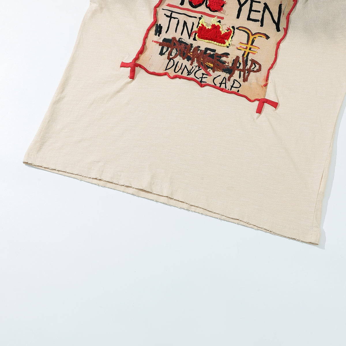 Arkyve X Basquiat 100 Yen Tee in cream, hem detail